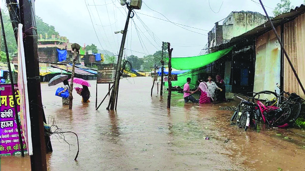 मुसळधार पावसामुळे भामरागडचा संपर्क तुटला