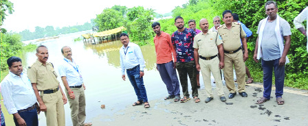 मध्यप्रदेश-महाराष्ट्राचा  संपर्क तुटला,पुलावर ४ फूट पाणी