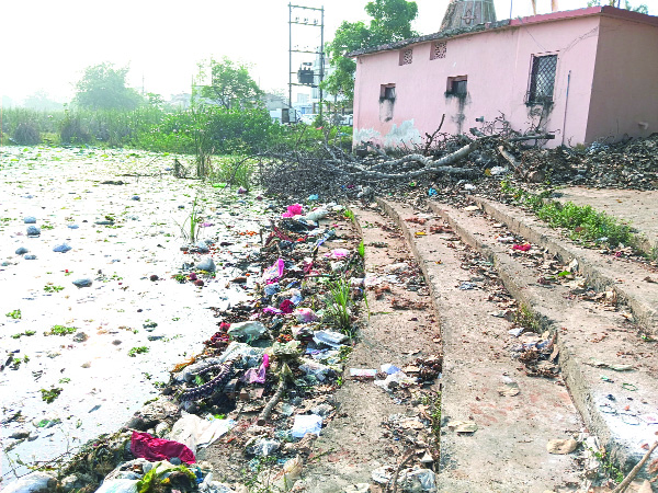 दिवाळीचे निर्माल्य शहरातील गांधीसागर तलावात