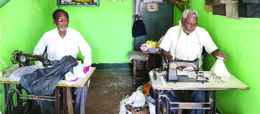 कपडे शिऊन घेण्याकडे तरुणाईची पाठ; टेलर व्यावसायिक आर्थिक अडचणीत